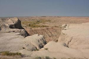 regardant dans un canyon dans les badlands photo