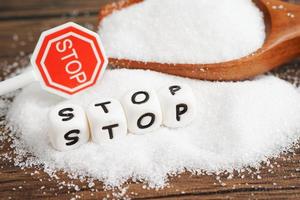 stop, sucre granulé sucré avec texte, prévention du diabète, régime alimentaire et perte de poids pour une bonne santé. photo
