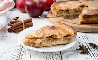 tarte aux pommes maison avec des pommes rouges fraîches photo