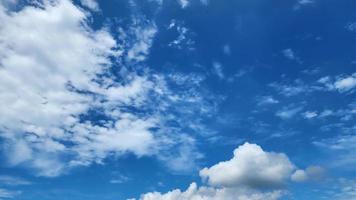 cumulus dans un ciel bleu pendant la journée. fond de ciel naturel et papier peint photo