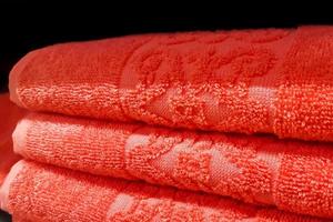pile de serviettes de bain. textiles de maison pour cures thermales. tissu doux et moelleux. photo