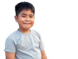 Portrait de garçon souriant isolé sur fond blanc photo