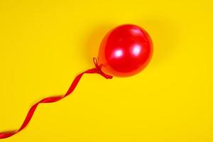 ballon rouge sur un ruban rouge photo