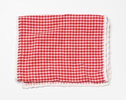 Serviette de table à carreaux blanc rouge en coton plié sur fond blanc photo