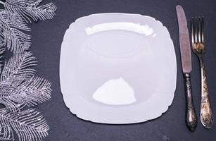 assiette en céramique carrée blanche avec couverts photo