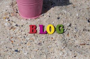 lettres en bois multicolores sur le sable photo