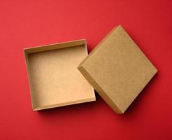 boîte brune carrée vide sur fond rouge, photo