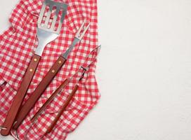 articles de cuisine en métal avec poignées en bois pour barbecue sur fond blanc photo