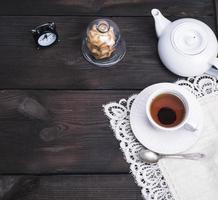 thé noir dans une tasse en céramique blanche photo