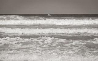 fish hoek beach false bay vagues d'eau turquoise cape town. photo