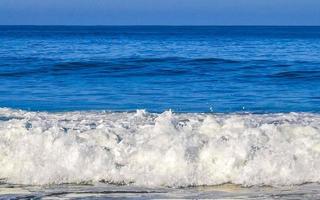 De grosses vagues de surfeurs extrêmement énormes à la plage de puerto escondido au mexique. photo