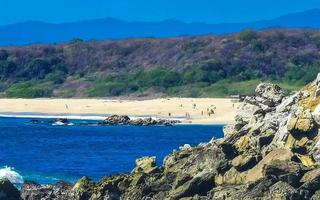 belles falaises rocheuses vue vagues à la plage puerto escondido mexique. photo