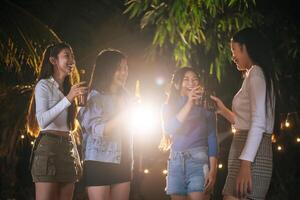 portrait d'amis asiatiques heureux en train de dîner ensemble - jeunes gens grillant des verres à bière dîner en plein air - gens, nourriture, style de vie des boissons, concept de célébration du nouvel an. photo