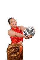 portrait belle femme au festival de songkran avec bol d'eau photo