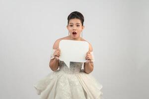 jeune belle mariée asiatique pose avec une maquette de bannière à la main photo