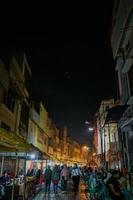 rue du marché de nuit semawis, semarang, java central, indonésie. photo