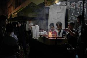 Calmars de cuisson au marché de nuit, semawis, semarang, java central, indonésie. photo