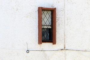 petite fenêtre dans la grande ville. photo