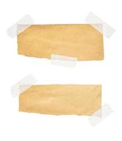 Étiquettes en papier brun attachées avec du ruban adhésif sur fond blanc photo