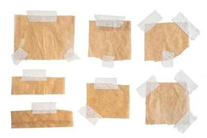 Étiquettes en papier brun attachées avec du ruban adhésif sur fond blanc isolé photo