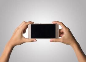 main de femme tenant écran blanc de téléphone intelligent photo