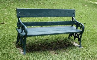 vieux banc en bois dans le parc photo