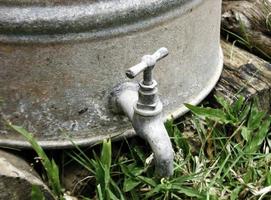 ancien robinet d'eau photo