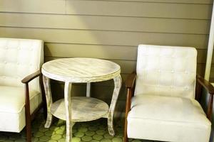 chaises et table blanches photo