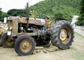 vieux tracteur brun
