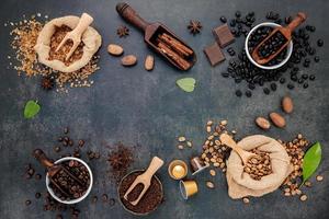 grains de café torréfiés avec cuillère photo