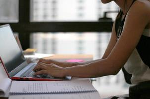 femme travaillant sur ordinateur portable au bureau photo