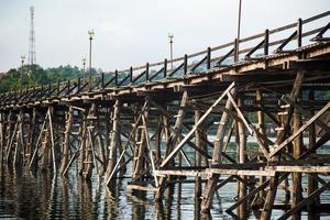 pont en bois sur la rivière photo