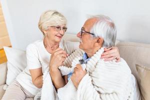 homme âgé se sentant malade. sa femme lui a donné du soutien et de l'amour photo