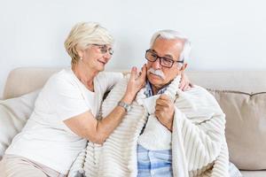 homme âgé se sentant malade. sa femme lui a donné du soutien et de l'amour photo