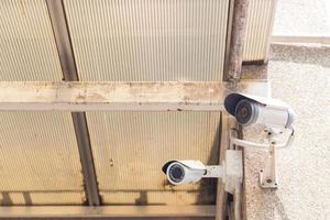 caméras de vidéosurveillance montées sur le mur photo