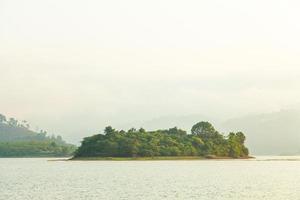 île dans le lac photo