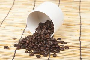 tasse à café blanche avec grains de café