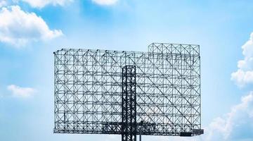 Panneau d'affichage de structure métallique contre le ciel bleu photo