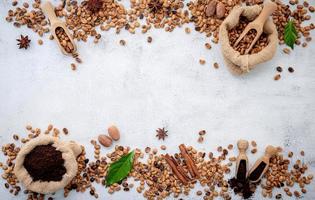 grains de café torréfiés avec cuillères photo