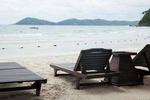 lits en bois sur la plage en thaïlande photo