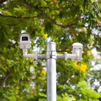 caméras de vidéosurveillance sur un poteau dans un parc