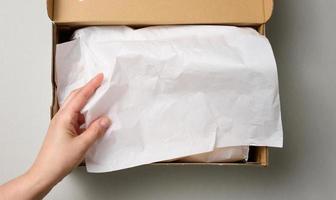 ouvert papier carton boîte pour chaussures, Haut voir. emballage processus photo