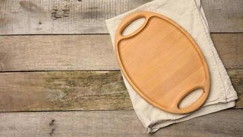 vide ovale marron en bois plateau planche sur une en bois Contexte photo