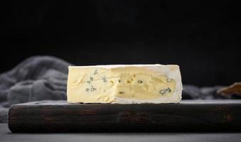 fromage bleu bergader sur une planche en bois marron, délicieuse collation