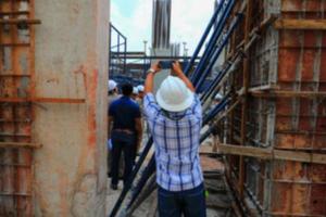 brouiller concentrer de ingénierie photographier avec mobile téléphone dans construction bâtiment photo