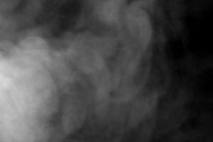 Poudre abstraite ou fumée isolée sur fond noir, floue photo