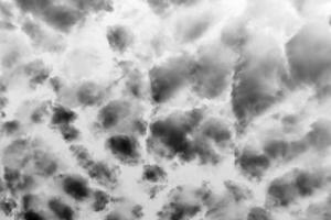 noir nuage texturé et ciel isolé sur blanc Contexte photo