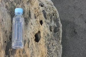 photo de une plaine utilisé bouteille avec lumière du jour