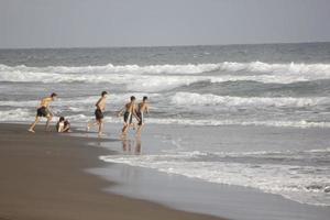 photo de noir le sable plage pendant le journée