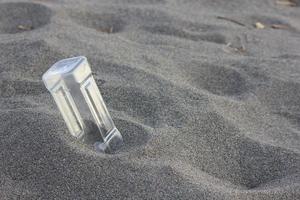 photo de une plaine utilisé bouteille avec lumière du jour